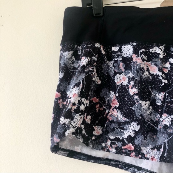 Lululemon Run Times Short II in Spring Bloom Multi Black Size 8 - Picture 5 of 11